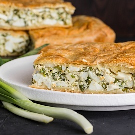 Пирог с яйцом и зеленым луком